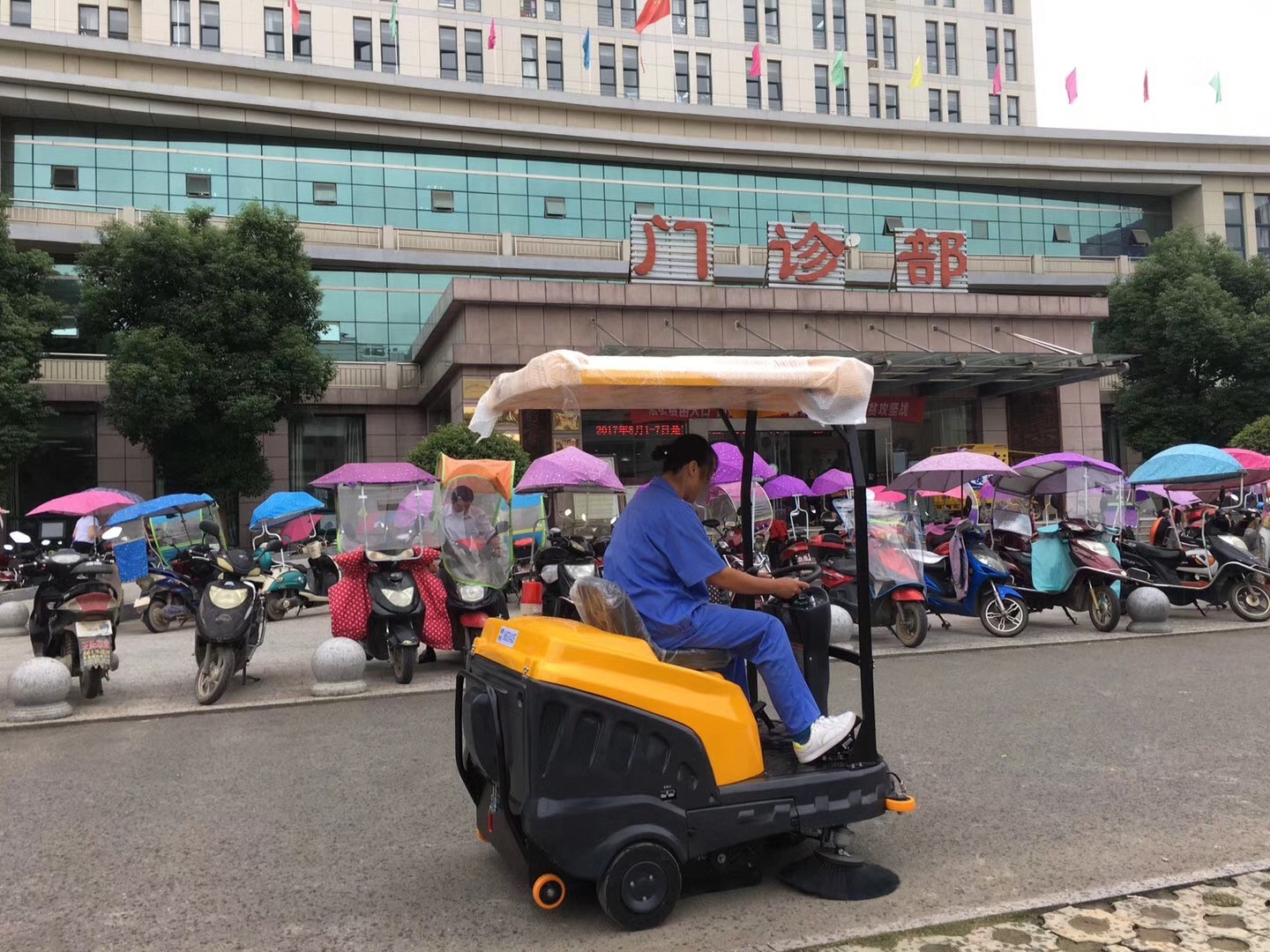C120駕駛式掃地車服務于醫(yī)院.jpg